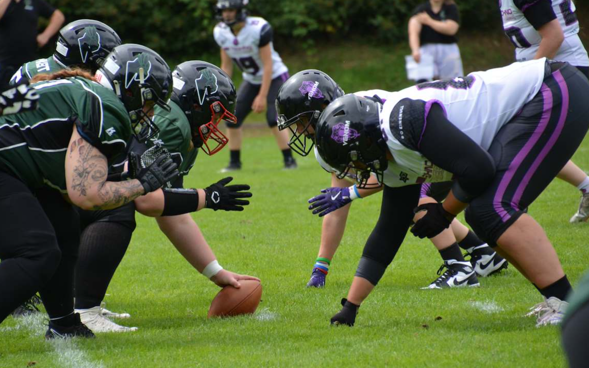 Frauen-American-Football-Team Venom Football am Line of Scrimmage